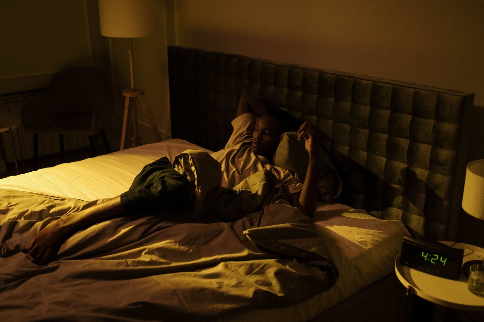 Como parar o zumbido no ouvido à noite: 8 estratégias que ajudam a dormir